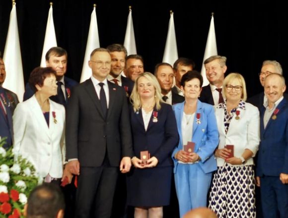 Wójt Gminy Elżbieta Klanowska i Przewodnicząca Rady Gminy Krystyna Michalak odznaczone przez Prezydenta Srebrnym Krzyżem