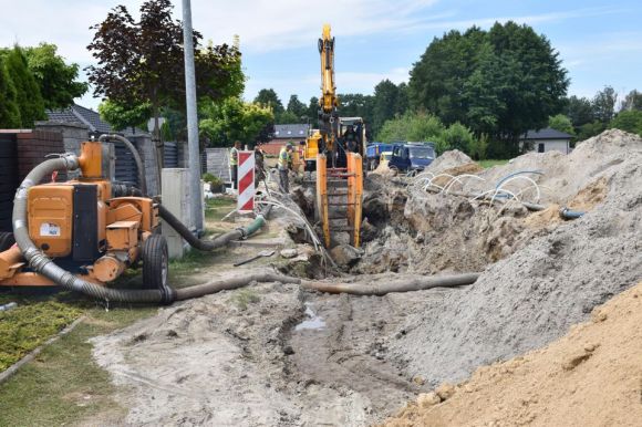 Praca wre…budowa sieci kanalizacyjnej