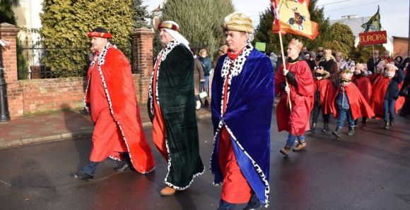 Orszak Trzech Króli 2025 we Władysławowie – tradycja, radość i wspólne kolędowanie