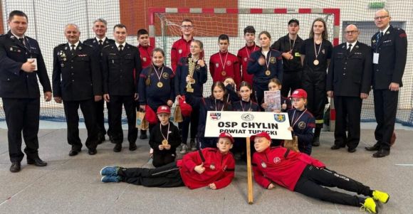 Młode Strażaczki z Chylina triumfują w I Powiatowych Halowych Młodzieżowych Zawodach Sportowo-Pożarniczych