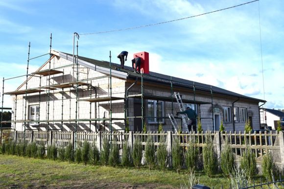 Trwają prace przy termomodernizacji świetlicy wiejskiej w Beznazwie